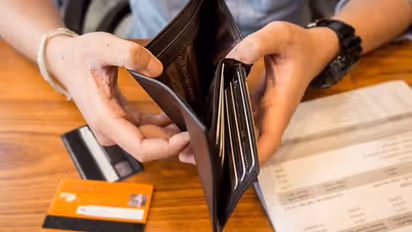 உங்கள் பர்ஸை காலியாக்கும் 10 மோசமான பழக்கங்கள்.. உடனே கைவிடுங்க..