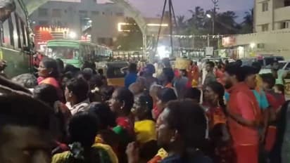 குலசை தசராவிற்கு சென்ற பக்தர்கள் பேருந்து இல்லாமல் பல மணி நேரம் தவிப்பு; செல்போன், செயின்கள் பறிப்பு