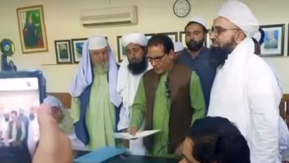 Clerics coerce Pakistani professor to denounce Darwin's Theory, assert that women are inferior to men (WATCH)