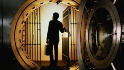 ബാങ്ക് ലോക്കർ പരിശോധിക്കുന്നതിനിടെ അതീവ സുരക്ഷയുള്ള വാതില് അടഞ്ഞു, യുവാവ് നിലവറയിൽ കുടുങ്ങിയത് മണിക്കൂറുകള്