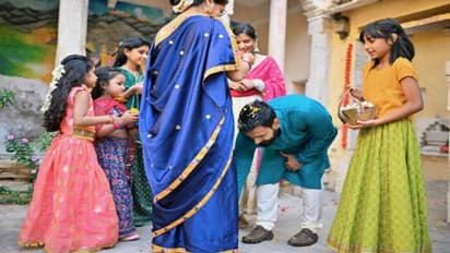 சாஸ்திரப்படி எல்லோருடைய பாதங்களையும் தொட்டு ஆசி பெறுவது நல்லதா? உண்மை என்ன?