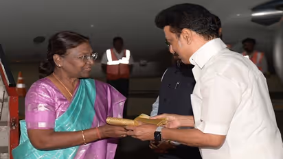 சென்னை வந்தடைந்தார் குடியரசுத் தலைவர்; முதல்வர் ஸ்டாலின் வரவேற்பு!