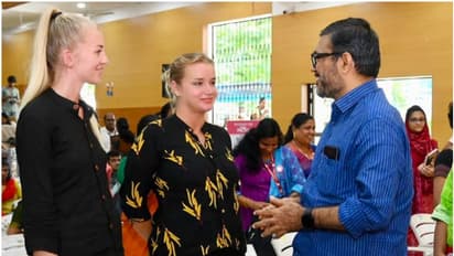 സോഫിയയെയും സ്റ്റെല്ലയെയും പരിചയപ്പെടുത്തി മന്ത്രി; 'കേരളത്തിലെത്തിയത് ഈ അഭിമാന പദ്ധതി പഠിക്കാന്‍'