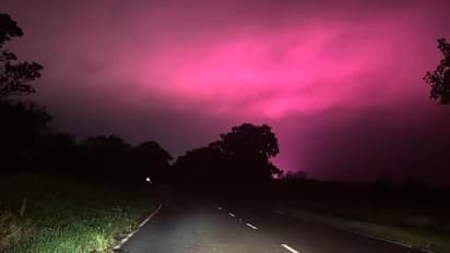 സൂര്യൻ മറഞ്ഞതിന് പിന്നാലെ ആകാശത്തിന് പിങ്ക് നിറം, അന്യഗ്രഹ ജീവികളെന്ന് നാട്ടുകാര്, സംഭവത്തിലെ ട്വിസ്റ്റിത് !