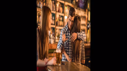 మరో మహిళతో సంబంధం పెట్టున్న మగవారిలో వచ్చే మార్పులు ఇవే..!