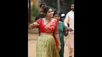 ಲಂಗ ದಾವಣೀಲಿ ಶ್ವೇತಾ ಚಂಗಪ್ಪ, ಬೆಸ್ಟ್ ಆ್ಯಂಕರ್ ವೋಟು ಈ ದಸರಾ ಬೊಂಬೆಗೇ ಎಂದ ನೆಟ್ಟಿಗರು!