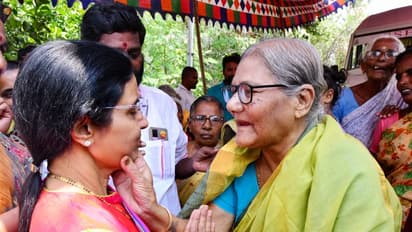 పార్టీ కార్యకర్త బిడ్డకు పేరు పెట్టిన నారాభువనేశ్వరి.. పేరెంత బాగుందో...