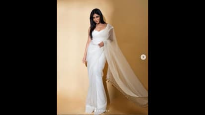 ಚಿತ್ರಾಂಗದಾ ಸಿಂಗ್  ಧರಿಸಿದ  ಬಿಳಿ ಆರ್ಗನ್ಜಾ ಸೀರೆಯ ಬೆಲೆ ಕೇಳಿದ್ರಾ?