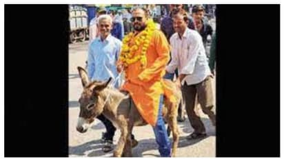 നാമനിർദേശ പത്രിക സമർപ്പിക്കാൻ കഴുതപ്പുറത്ത് കയറി സ്ഥാനാർഥി എത്തി!