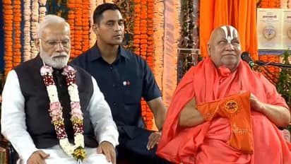 ಪ್ರಧಾನಿ ಮೋದಿ ಬಿಗಿದಪ್ಪಿ ಆಶೀರ್ವದಿಸಿದ ಜಗದ್ಗುರು ರಾಮಚಂದ್ರಾಚಾರ್ಯ, ವಿಡಿಯೋ ವೈರಲ್!