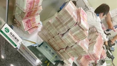 ഒറ്റയടിക്ക് ആറര കോടി രൂപ ബാങ്കില്‍ നിന്ന് പിൻവലിച്ച് കോടീശ്വരൻ; എണ്ണിയെണ്ണി കൈ കുഴഞ്ഞ് ജീവനക്കാര്‍