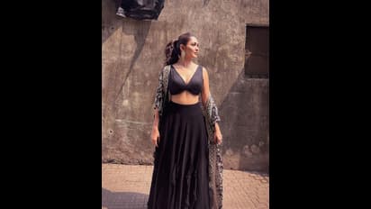 ಬ್ಲ್ಯಾಕ್‌ ಡ್ರೆಸ್‌ನಲ್ಲಿ ಎದೆಸೀಳು ತೋರಿಸಿದ Mrunal Thakur: ಮೊದ್ಲು ಮೈ ತುಂಬಾ ಬಟ್ಟೆ ಹಾಕಮ್ಮಾ ಎಂದ ಫ್ಯಾನ್ಸ್‌!