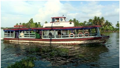 അപ്പർ ഡെക്കിലെ യാത്ര വിലക്കണം; സംസ്ഥാനത്ത് ബോട്ട് യാത്രയ്ക്ക് കർശന നിർദേശങ്ങൾ മുന്നോട്ടുവച്ച് അമിക്കസ് ക്യൂറി