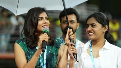 മഞ്ഞപ്പടയുടെ ഹോം ഗ്രൗണ്ടില് 'പാത്തു'വിന്റെ ലൈവ് കമന്ററി; കല്യാണിയെ വരവേറ്റ് ആരാധകർ