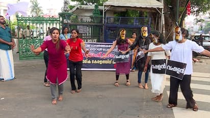 മാധ്യമപ്രവര്ത്തകയോട് മോശം പെരുമാറ്റം; സുരേഷ് ഗോപിക്കെതിരെ ഫ്ലാഷ് മോബും കോലം കത്തിക്കലുമായി ഡിവൈഎഫ്ഐ