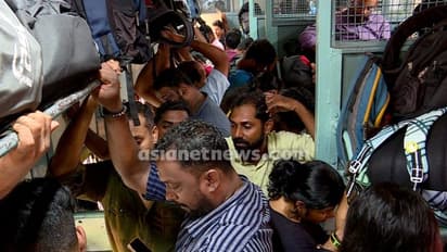 'വാഗൺ ട്രാജഡിക്ക് സമാന സാഹചര്യം'; മലബാറിലെ ട്രെയിൻ യാത്രക്കാരുടെ ദുരിതം, റെയിൽവേ മന്ത്രിയെ കണ്ട് എം കെ രാഘവൻ