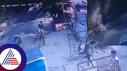 ವಿದ್ಯುತ್ ಕಂಬಕ್ಕೆ ಡಿಕ್ಕಿಯಾಗಿ ಮರ್ಸಿಡೀಸ್ ಬೆಂಜ್ ಭೀಕರ ಅಪಘಾತ; ಬೈಕ್ ಸವಾರ ಸಾವು