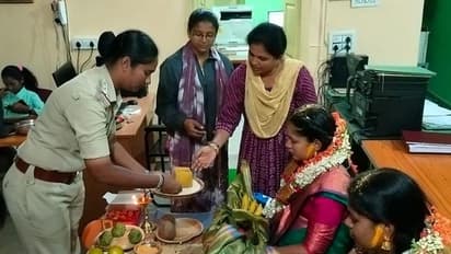 ಮಂಡ್ಯ: ಪೊಲೀಸ್ ಠಾಣೆಯಲ್ಲೇ ಮಹಿಳಾ ಪೇದೆಗಳಿಗೆ ಸೀಮಂತ ಕಾರ್ಯ..!