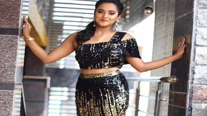 ಕಪ್ಪು ಹೈ ಸ್ಲಿಟ್ ಡ್ರೆಸ್‌ನಲ್ಲಿ ಮಿರ ಮಿರನೆ ಮಿಂಚಿದ ಪ್ರಿಯಾಂಕ ಶಿವಣ್ಣ! 