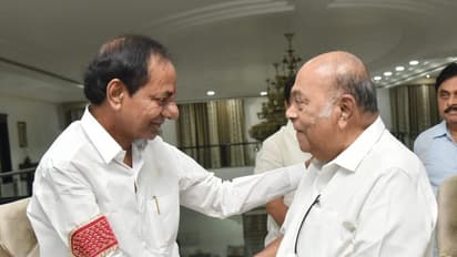 కాంగ్రెస్ కు షాకిచ్చి బిఆర్ఎస్ లో చేరినట్లే... సీఎం కేసీఆర్ తో మాజీ మంత్రి భేటీ