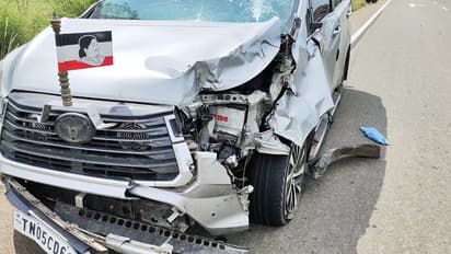 சாலையை கடக்க முயன்றவர்கள் மீது கார் மோதி கோர விபத்து; உயிரிழந்தவருக்கு முதலுதவி சிகிச்சை அளித்த உறவினர்கள்