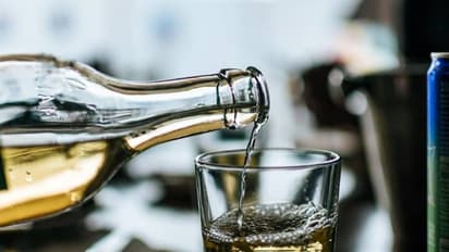 വൈൻഷോപ്പിൽ മോഷ്ടിക്കാൻ കയറി, കുടിച്ച് ബോധം കെട്ട് കിടന്നു, കള്ളനെ കയ്യോടെ പൊക്കി പൊലീസ്