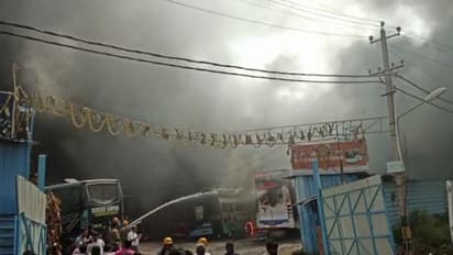 ബംഗളൂരുവില് സ്വകാര്യ ബസ് ഡിപ്പോയില് വന് തീപിടിത്തം; 18 ബസുകള് പൂര്ണമായും കത്തിനശിച്ചു