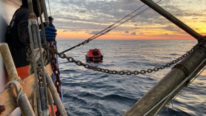 കടലില് കാണാതായി ആഴ്ചകൾ, തെരച്ചിൽ നിർത്തി കോസ്റ്റ് ഗാർഡും, ചങ്ങാടത്തില് ഒഴുകി നടക്കുന്ന നിലയിൽ യുവാവ്