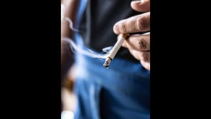 33வது மாடியில் நின்று சிகரெட் பிடித்து கெத்து காட்டியவருக்கு நேர்ந்த விபரீதம்!