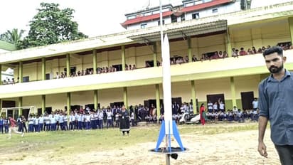 റെഡി ഫൈവ്, ഫോർ, ത്രീ, ടു, വൺ..! സ്കൂൾ മൈതാനത്ത് റോക്കറ്റ് പറന്നുയുർന്നു; ആർപ്പുവിളികളുമായി വിദ്യാർത്ഥികൾ