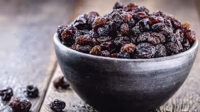 അകാലനര അകറ്റാന് ഉണക്കമുന്തിരി ഇങ്ങനെ കഴിക്കാം...