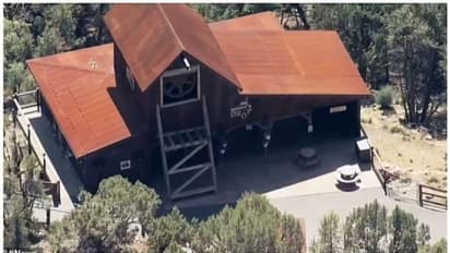 തോക്കുകളും ഒന്നിലധികം ഐഇഡികളും ധരിച്ച 20 -കാരനെ സ്ത്രീകളുടെ ബാത്ത് റൂമില് മരിച്ച നിലയിൽ കണ്ടെത്തി !