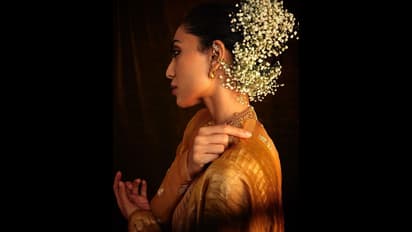 కొప్పున పూలెట్టుకుని ఉల్లిపొరలాంటి గోల్డ్ శారీలో శోభితా దూళిపాళ బ్లాస్టింగ్‌.. ఎల్లోర శిల్పంలా చైతూ ప్రియురాలు