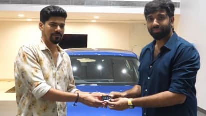 വമ്പൻ വിജയമായി മാര്ക്ക് ആന്റണി, സംവിധായകന് ആഡംബര കാര് നല്കി നിര്മാതാവ്