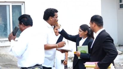 చంద్రబాబుకు బెయిల్... ఏసిబి కోర్ట్ ప్రాంగణంలో లాయర్లకు లడ్డూలు తినిపించి టిడిపి సంబరాలు (వీడియో)