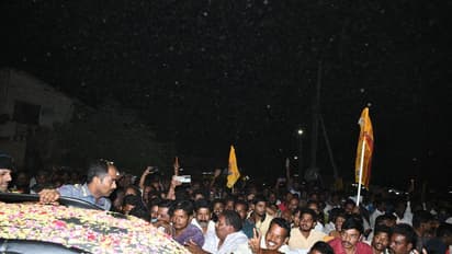 చంద్రబాబుపై వెల్లువెత్తుతోన్న అభిమానం .. తరలివస్తోన్న ప్రజలు, 2 గంటలైనా రాజమండ్రిలోనే కాన్వాయ్ (ఫోటోలు)