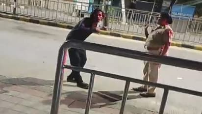 ತುಮಕೂರು: ಮಹಿಳಾ ಪೊಲೀಸ್ ಅಧಿಕಾರಿ ಎದುರು ಡ್ರ್ಯಾಗನ್ ಹಿಡಿದು ಪುಡಿರೌಡಿಯ ಹುಚ್ಚಾಟ