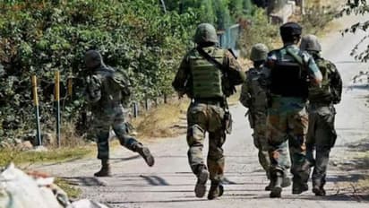 ஜம்மு காஷ்மீரில் பயங்கரம்.. வீடு புகுந்து காவலர் சுட்டுக்கொலை - அதிகரிக்கும் தீவிரவாதிகளின் அட்டகாசம்!