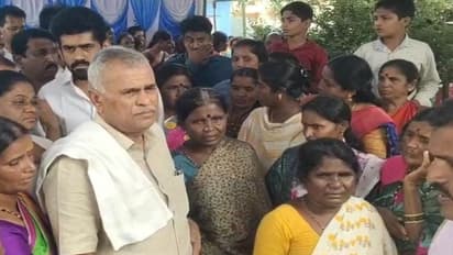 ಕೋಲಾರ: ಕಾಂಗ್ರೆಸ್‌ ಕಾರ್ಯಕರ್ತನ ಕೊಲೆ, ಮೃತರ ಕುಟುಂಬಕ್ಕೆ ಶಾಸಕ ನಂಜೇಗೌಡ ಸಾಂತ್ವನ