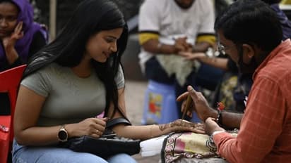 करवा चौथ आज -पापा ने संभाला बेबी को, मम्मी ने लगवाई मेहंदी 