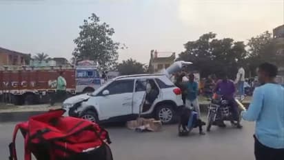 അപകടത്തില്‍പ്പെട്ട കാറിൽ ലിറ്റർ കണക്കിന് മദ്യം; നാട്ടുകാർക്ക് 'ലോട്ടറി', ഒറ്റ കുപ്പിയില്ലാതെ അടിച്ചുമാറ്റി