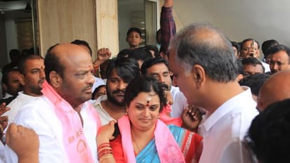 20 రోజుల్లోనే స్వంత గూటికి: కాంగ్రెస్ కు షాకిచ్చిన రామ్మోహన్ గౌడ్, బీఆర్ఎస్‌లో చేరిక