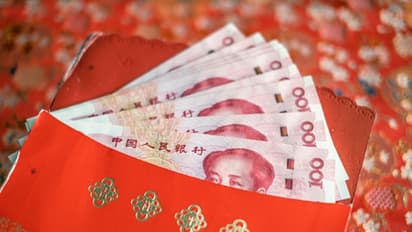 നാട്ടുകാര്ക്ക് പണം കൊടുക്കണം, ഇല്ലെങ്കില് വധുവിനെ കാണിക്കില്ല; ചൈനയിലെ വിചിത്രമായ പരമ്പരാഗത വിവാഹാചാരം !