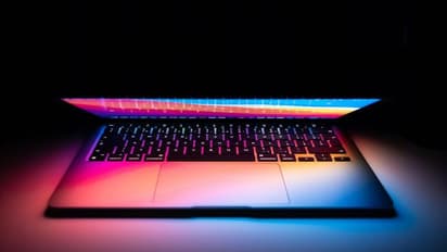 M3 மேக்புக் ப்ரோ மாடல்களில் புதுமை செய்த ஆப்பிள்! டிஸ்பிளே 20% ப்ரைட்டா இருக்குமாம்!