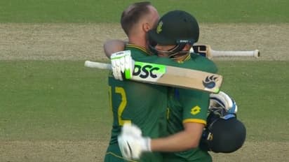 NZ vs SA: குயீண்டன் டி காக், வான் டெர் டூசென் அதிரடி வேட்டை – தென் ஆப்பிரிக்கா 357 ரன்கள் குவிப்பு!