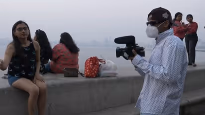 IND vs SL: டாட்டூவை மறைக்க முழுக்கை சட்டை, மாஸ்க், தலையில் கேப் – மாறுவேஷத்தில் கேமராமேன் சூர்யகுமார் யாதவ்!