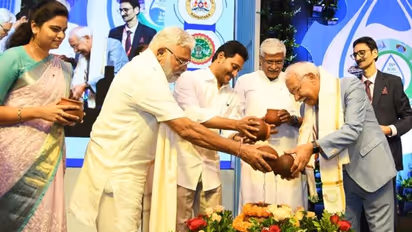 విశాఖలో మరో అంతర్జాతీయ సదస్సు... సీఎం జగన్ రాకతో రోడ్డునపడ్డ ఐటీ ఉద్యోగులు (వీడియో)