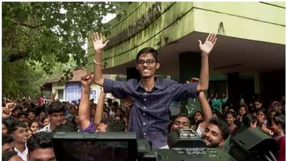 'ഞങ്ങളുടെ ഓമന ചെയർമാനേ...'; കേരളവർമ്മ കോളേജ് തെരഞ്ഞെടുപ്പില് റീ കൗണ്ടിങ്ങില് തോറ്റ ശ്രീക്കുട്ടന് വൻ സ്വീകരണം