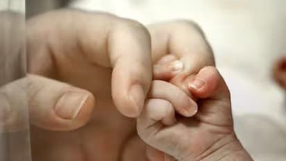 പ്രസവത്തിന് പിന്നാലെ രക്തസ്രാവം, എറണാകുളത്തെ ആശുപത്രിയിലെത്തും മുൻപ് 26കാരി മരിച്ചു; കേസെടുത്ത് പൊലീസ്