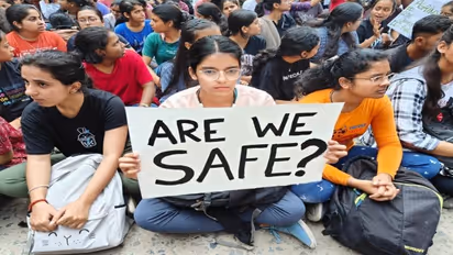 'किया Kiss, उतरवाए कपड़े' IIT-BHU में छात्रा के साथ अश्लीलता